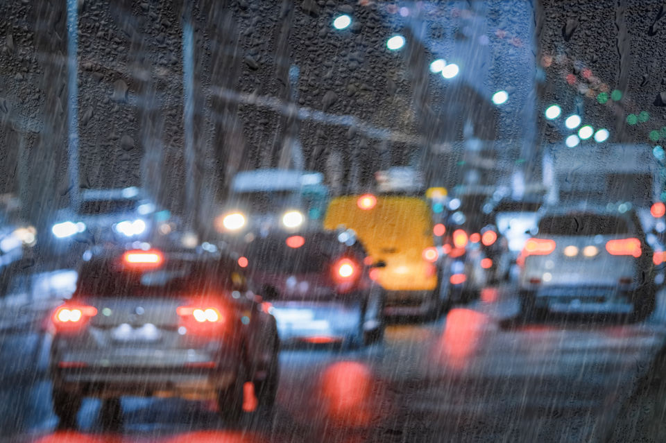La importancia de una fuente de energía fiable para la conducción bajo la lluvia